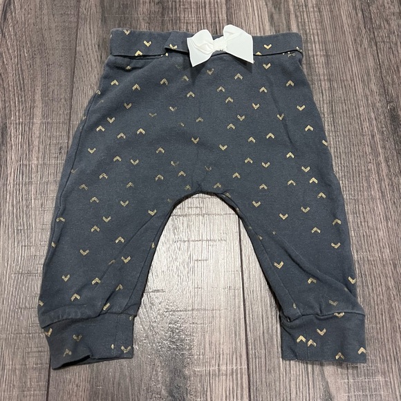 Savannah Flounce Over Shoulder Bunny Motif Long Sleeve Tee & Gold Pattern Pants - Picture 4 of 7